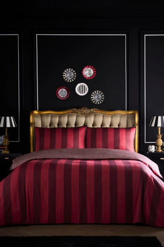Image of Laurence Llewelyn-Bowen Laurence Llewelyn-Bowen 'Festivo Circus Stripe' Striped Print 100% Cotton Duvet Cover Set in Red Size: Double Red Double Uni
