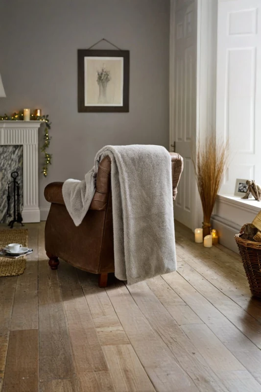 Image of The Lyndon Company The Lyndon Company Ashford Supersoft Faux Fur Throw - 130 x 180cm Extra Warm Blanket in Silver Size: 130cm x 180cm Silver 130cm x