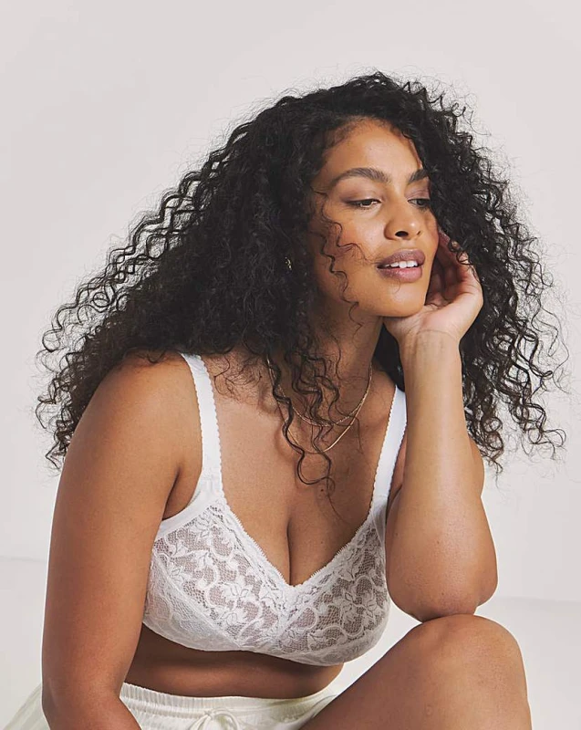 Image of Triumph Triumph Delicate Doreen NonWired Bra Wht White - Triumph - Size: 44C White Female 44C QX92413