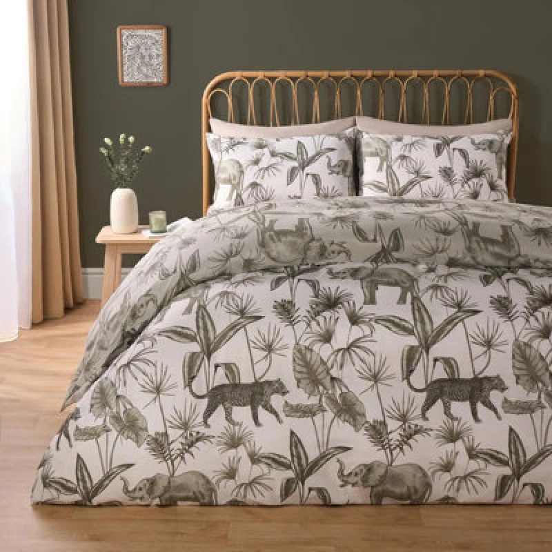 Image of OHS OHS Duvet Cover Set Safari Jungle Reversible Bed Quilt with Pillowcases Soft Bedding in Pale Green Size: Double Pale Green Double Unisex 5027434