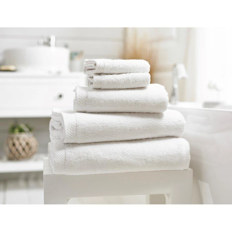 Image of The Lyndon Company The Lyndon Company Egyptian Spa 700gsm Cotton Towels in White Size: Face Towel Pair White Face Towel Pair Unisex 5054990091130