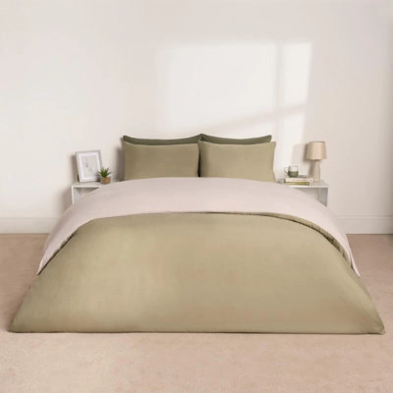 Image of OHS OHS Plain Reversible Duvet Cover With Pillowcase Set in Pale Green Size: King Pale Green King Unisex 5027434210282