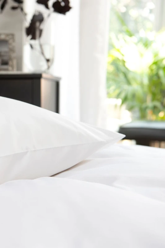 Image of The Lyndon Company The Lyndon Company 400 Thread Count Sateen Housewife Pillowcase in White White One Size Unisex 5054465896017