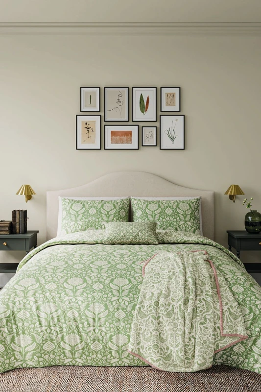 Image of Helena Springfield Helena Springfield 'Sunflowers' Cotton Duvet Cover Set in Green Size: King Green King Unisex 5016709715195