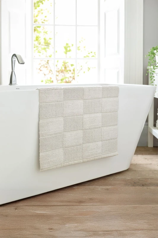 Image of The Lyndon Company The Lyndon Company Egyptian Spa 1600gsm Cotton Bath Mat - Ultra Plush, Absorbent, Luxury Spa Feel - 55x85cm in Silver Silver Bath M