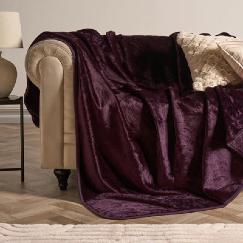 Image of OHS OHS Luxury Faux Fur Large Mink Fleece Throw Blanket in Burgundy Size: 200cm x 240cm Burgundy 200cm x 240cm Unisex 5027434235926