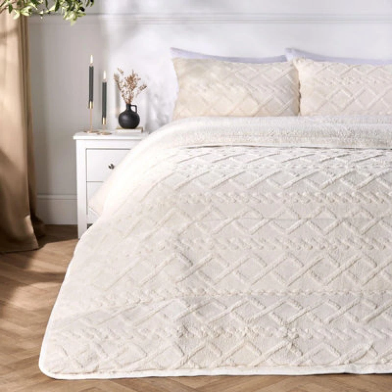 Image of OHS OHS Cable Knit Teddy Fleece 10.5 Tog Coverless Duvet with Pillowcases in Cream Size: Single Cream Single Unisex 5027434230808