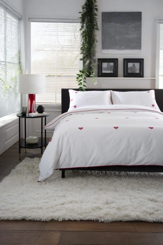 Image of The Lyndon Company The Lyndon Company Filigree Hearts White & Red 100% Cotton Duvet Cover Set - Elegant Embroidered Bedding Size: Double White Doubl