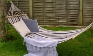Image of Harbour Housewares Garden Hammock with Spreader Bars: Navy Stripe