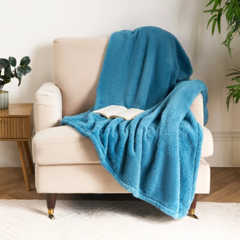 Image of OHS OHS Large Teddy Fleece Throw Blanket in Mid Blue Size: 125cm x 150cm Mid Blue 125cm x 150cm Unisex 5027434227297