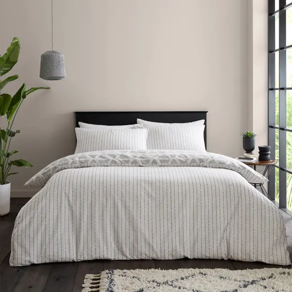 Image of Catherine Lansfield CL Tufted Print Duvet Set White/Black KING PO51103