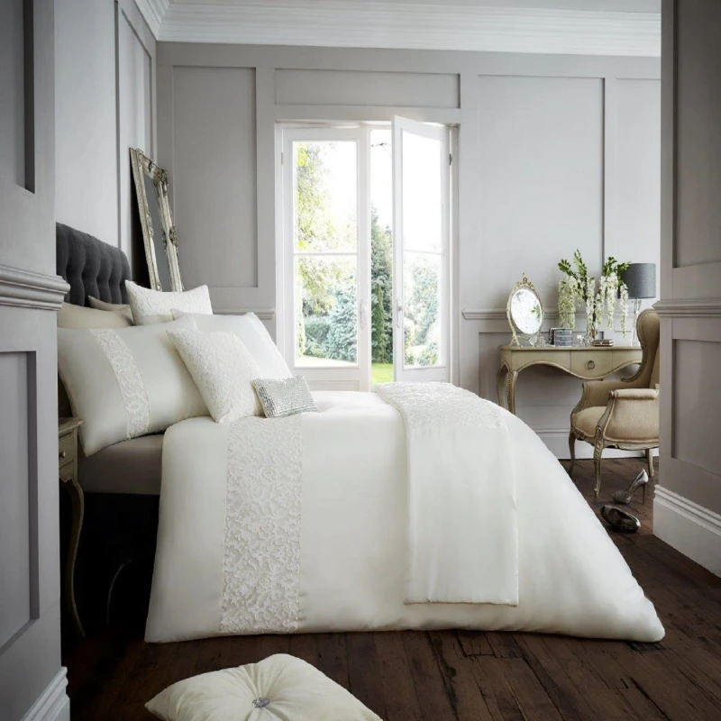 Image of Smart Living Smart Living Premium Venice Duvet Cover With Pillowcases in Cream Size: Double Cream Double Unisex 5051346120452