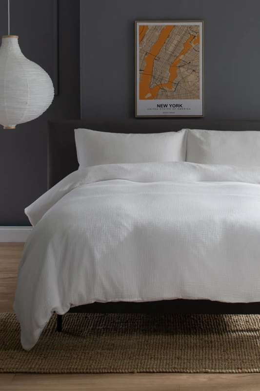 Image of The Lyndon Company The Lyndon Company St Quentin 100% Cotton Reversible Duvet Bedlinen in White Size: Single White Single Unisex 5054990103956