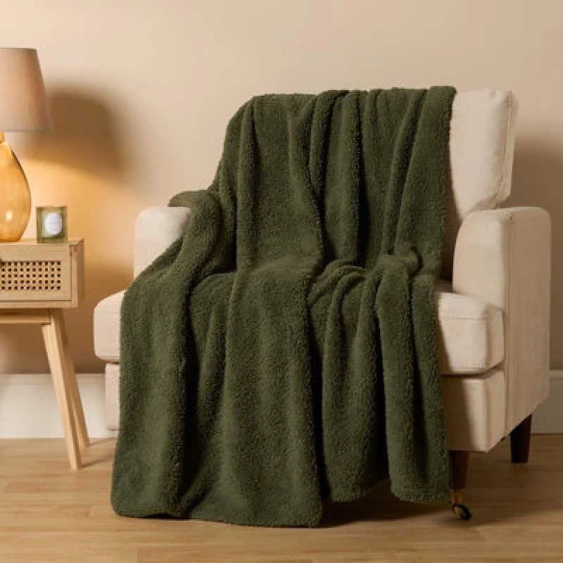 Image of OHS OHS Large Teddy Fleece Throw Blanket in Green Size: 200cm x 240cm Green 200cm x 240cm Unisex 5027434191987