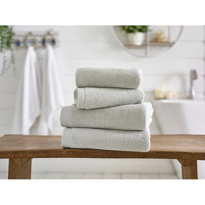 Image of The Lyndon Company The Lyndon Company Egyptian Spa 700gsm Cotton Towels in Silver Size: Face Towel Pair Silver Face Towel Pair Unisex 5054990125682