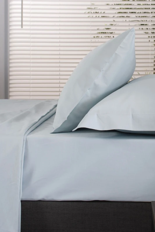 Image of The Lyndon Company The Lyndon Company 200 Thread Count Sateen Oxford Pillowcase in Pale Green Pale Green One Size Unisex 5054990057624