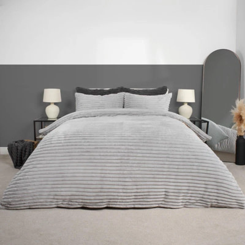 Image of OHS OHS Ribbed Duvet Cover Faux Fur Winter Warm Bedding Set in Silver Size: King Silver King Unisex 5027434171941