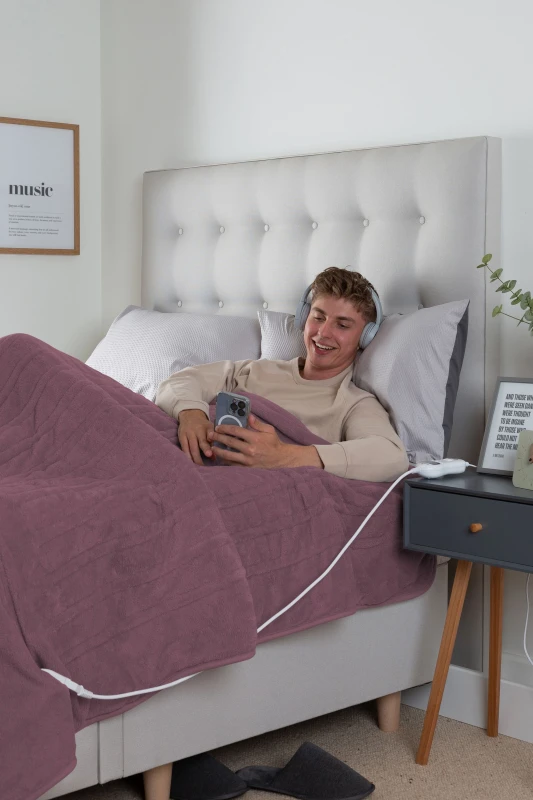 Image of Slumberdown Slumberdown Comfy Hugs Plum Heated Throw Plum ONE SIZE XL16901