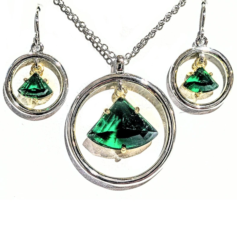 Image of Notes From The Heart A beautiful green crystal pendant and earring set. Silver unisex One Size