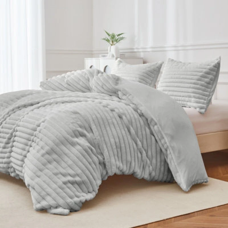 Image of Ezysleep Ezysleep Super Soft Luxury Faux Fur Stripe Duvet in Silver Size: Single Silver Single Unisex 0721545366696