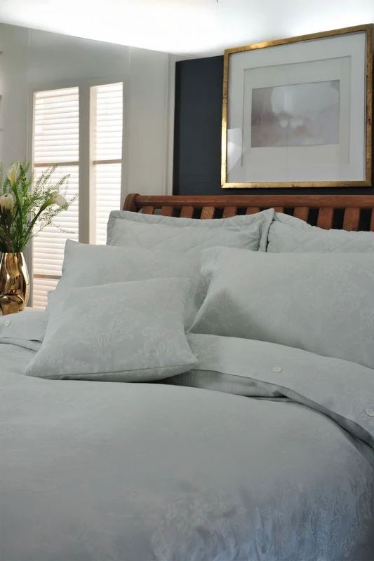 Image of The Lyndon Company The Lyndon Company Versailles Luxury Jacquard Duvet Cover Bedding Set - Classic Damask Design - Cotton Blend in Duck Egg Blue Siz