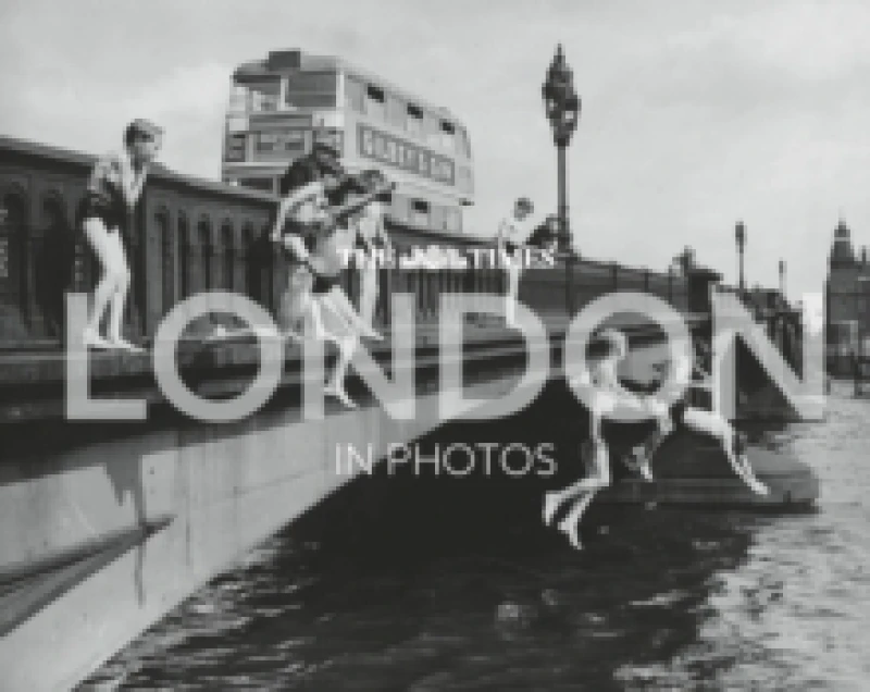 Image of London in Photos. Hardback Books