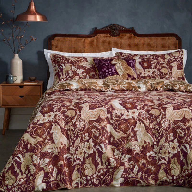 Image of Paoletti Paoletti Harewood British Animal 100% Cotton Duvet Cover Set in Red Size: Double Red Double Unisex 5025532709158