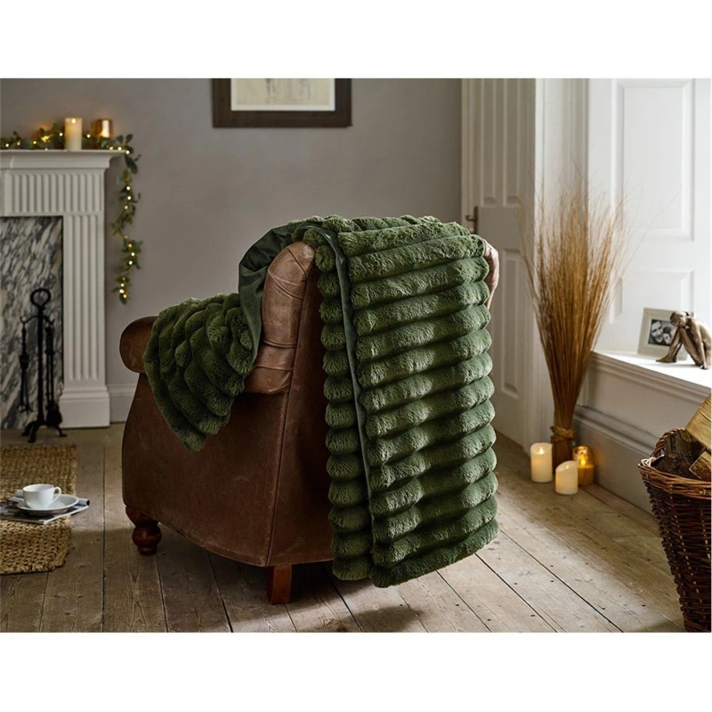 Image of The Lyndon Company The Lyndon Company Kenwood Luxury 130x170cm Throw - Super Soft 460gsm Plush Faux Fur with Velvety Reverse in Dark Green Size: 130