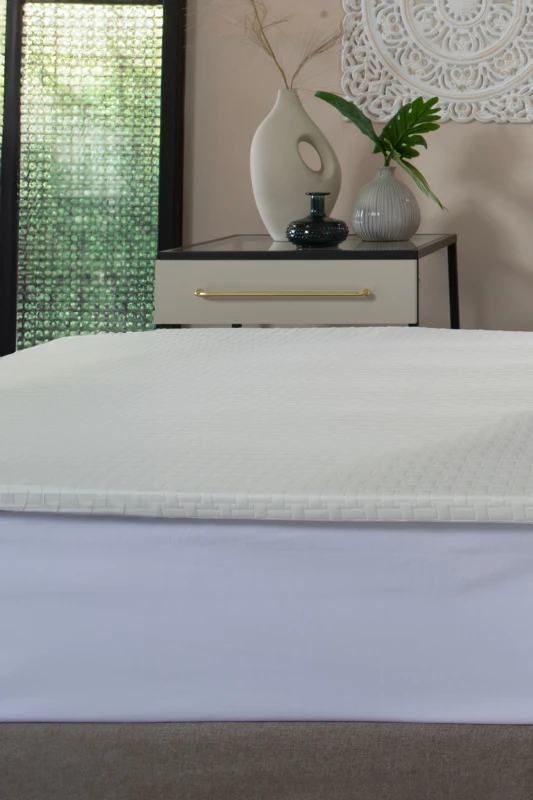 Image of The Lyndon Company The Lyndon Company Memory Foam Mattress Topper 5cm Depth in Off White Size: King Off White King Unisex 5054990138392