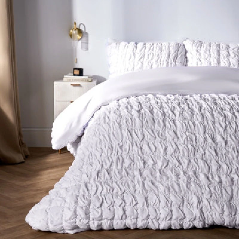 Image of OHS OHS Filled Seersucker Duvet Cover with Pillowcase Bedding Set in White Size: Double White Double Unisex 5027434221684