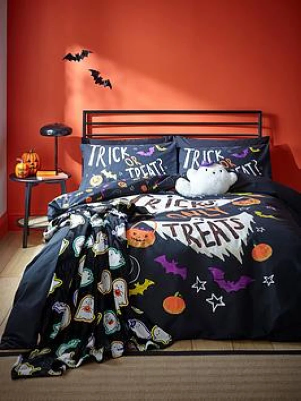Image of Catherine Lansfield Catherine Lansfield 'Halloween Trick or Treat' Reversible Duvet Cover Set in Black Size: Single Black Single Unisex 505768118644