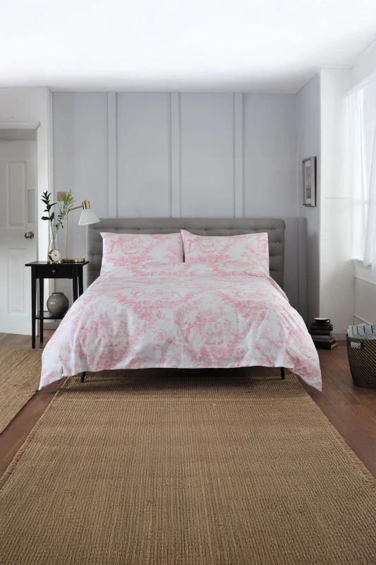 Image of The Lyndon Company The Lyndon Company Toile De Jouy Luxurious 200 Thread Count 100% Cotton Duvet Cover in Pink Size: King Pink King Unisex 505499006