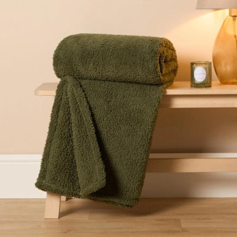 Image of OHS OHS Large Teddy Fleece Throw Blanket in Green Size: 150cm x 200cm Green 150cm x 200cm Unisex 5027434191970