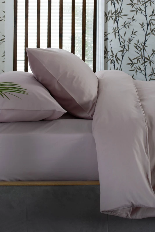 Image of The Lyndon Company The Lyndon Company 200 Thread Count Sateen Oxford Pillowcase in Pink Pink One Size Unisex 5054990057327