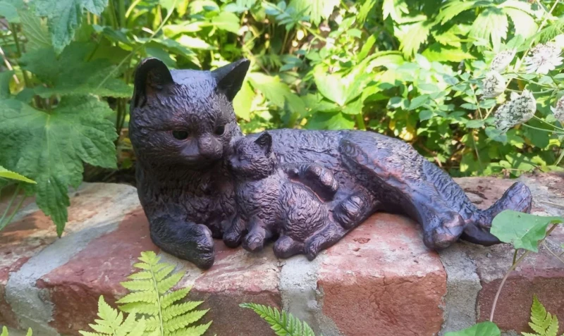 Image of Inspirational Gifting Cat & Kitten Sculpture Figurine - Mother Cat Cuddling Baby Kitten in Bronze Bronze Unisex