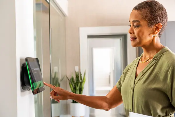 Image of HP POLY TC10 Black Wall Mount 874P8AA