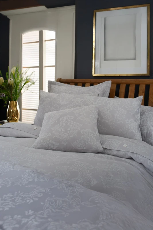 Image of The Lyndon Company The Lyndon Company Versailles Luxury Jacquard Duvet Cover Bedding Set - Classic Damask Design - Cotton Blend in Silver Size: Doub