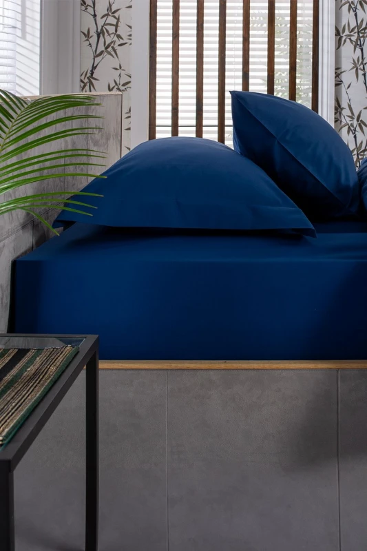 Image of The Lyndon Company The Lyndon Company 200 Thread Count Sateen Oxford Pillowcase in Blue Blue One Size Unisex 5054990057426