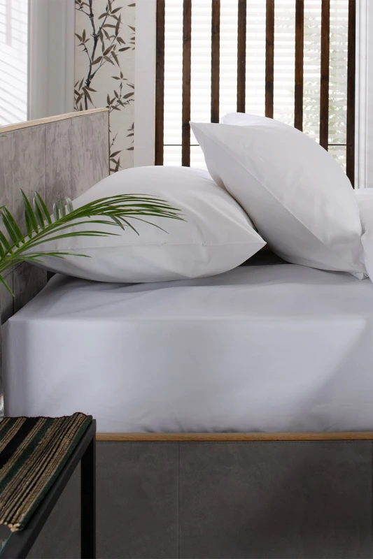 Image of The Lyndon Company The Lyndon Company 200 Thread Count Sateen Housewife Pillowcase Pair in White White One Size Unisex 5054990057211