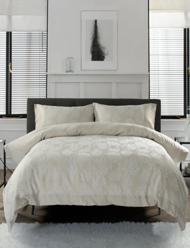 Image of The Lyndon Company The Lyndon Company Opulent Jacquard Cotton Rich Bedlinen Duvet set in White Size: Double White Double Unisex 5054990103253