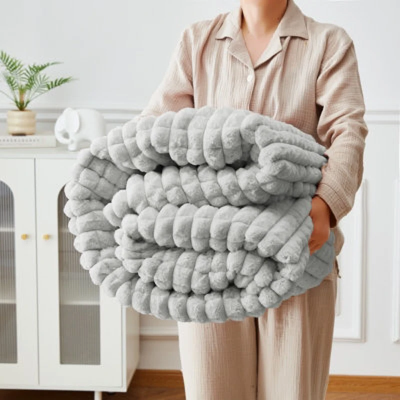 Image of Ezysleep Ezysleep Super Soft Luxury Faux Fur Box Throw in Silver Size: Extra Large Silver Extra Large Unisex 0721545366962