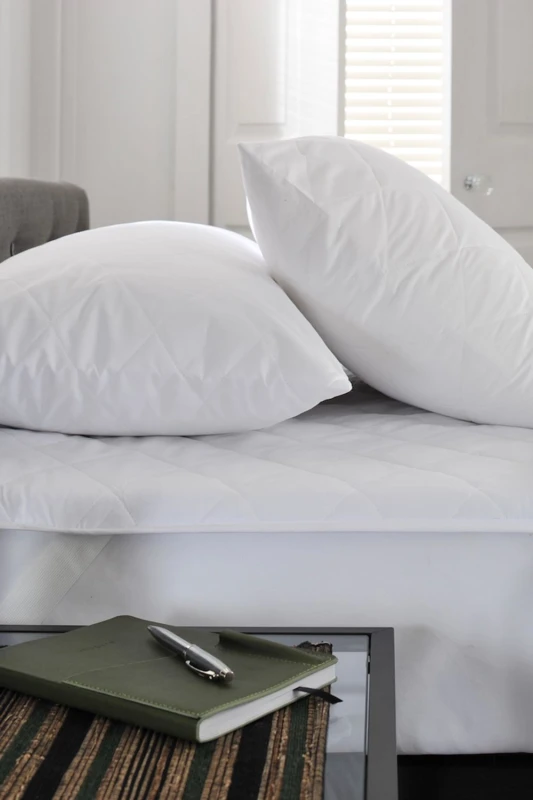 Image of The Lyndon Company The Lyndon Company Quick Dry Quilted Mattress Protector in White Size: Super King White Super King Unisex 5054990031587