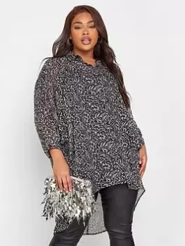 Image of Yours Sb Extreme Dip Shirt White/ Blue Animal, White, Size 20, Women