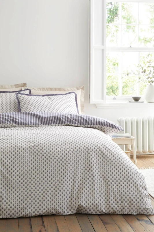 Image of Bianca 'Amelie' 200 Thread Count Cotton Reversible Duvet Cover Set in Blue Size: King Blue Unisex King