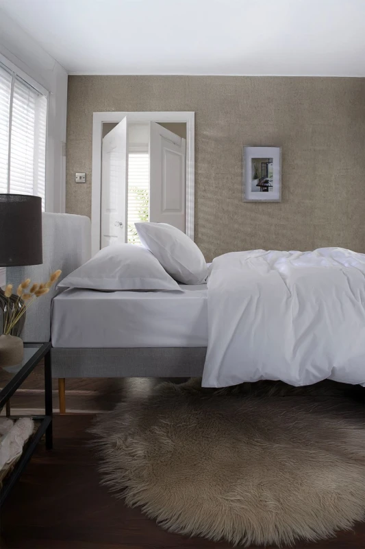 Image of The Lyndon Company The Lyndon Company Deluxe 400 Thread Count 100% Cotton Fitted Sheet in White Size: Single Fitted White Single Fitted Unisex 50544