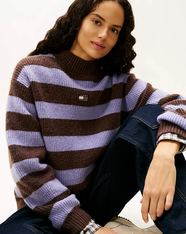 Image of Tommy Jeans Tommy Jeans Mockneck Badge Sweater Brown - Tommy Jeans - Size: L Brown Female L ZD09403