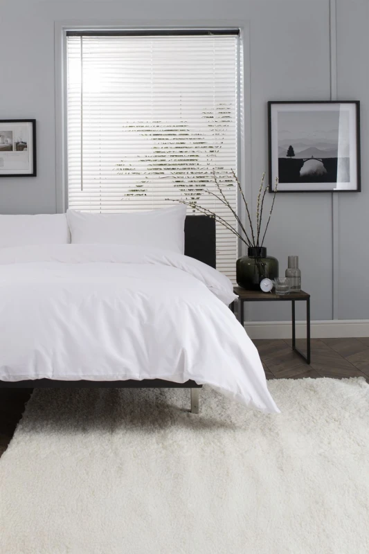 Image of The Lyndon Company The Lyndon Company Luxury 100% Cotton 200 Thread Count Duvet Cover Set in White Size: Single White Single Unisex 5054990057174