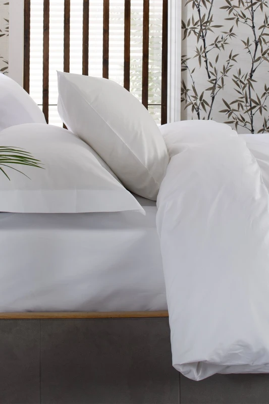 Image of The Lyndon Company The Lyndon Company 200 Thread Count Sateen Oxford Pillowcase in White White One Size Unisex 5054990057228