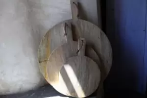 Image of Nkuku Mango Wood Pizza Board Serveware Brown Small 34.5 x 24 x 2 cm