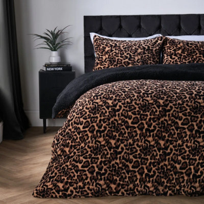 Image of OHS OHS Leopard Sherpa Fleece Reversible Duvet Cover Set with Pillowcase in Natural Size: Double Natural Double Unisex 5027434224784